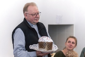 ▲	W podziękowaniu za opiekę ks. Radosław Kisiel otrzymał paschę, ukraińskie ciasto wypiekane na Wielkanoc.