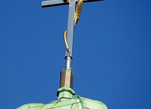 Wąż na krzyżu wieży pilchowickiej świątyni parafialnej.
