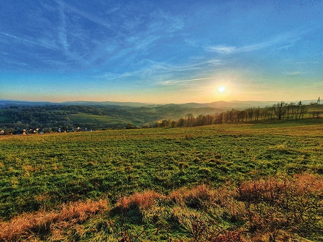 	Beskidy o zachodzie słońca.