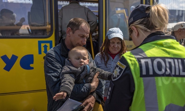 Autobusy ewakuacyjne z mieszkańcami Mariupola wyjechały z miasta