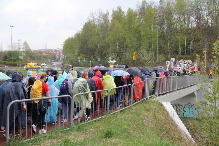 Pielgrzymi w Łagiewnikach! Na trasie od Centrum św. Jana Pawła II do sanktuarium Bożego Miłosierdzia - 2022