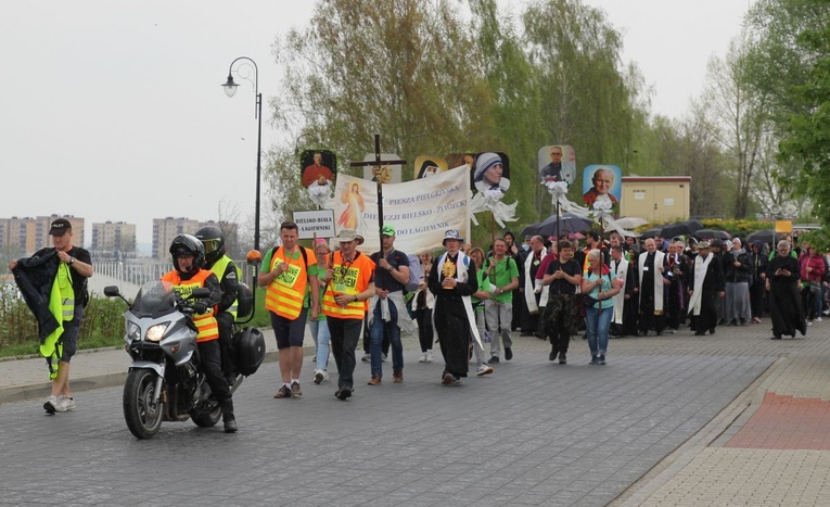 Pielgrzymi w Łagiewnikach! Na trasie od Centrum św. Jana Pawła II do sanktuarium Bożego Miłosierdzia - 2022