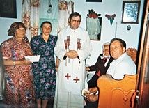 ▲	Kapłan często sprawował Eucharystię w mieszkaniach tamtejszych katolików.