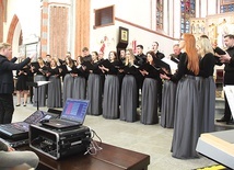 ▲	Występ rozpoczął utwór „Z głębokości” op. 62.