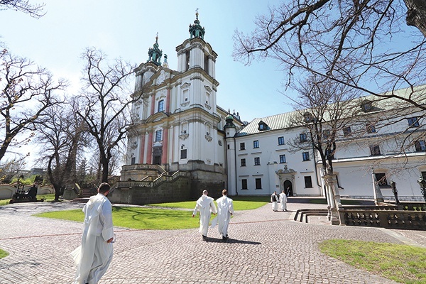 ▲	Zakonnicy są kustoszami sanktuarium krakowskiego biskupa i męczennika.
