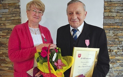 ▼	Maria i Ryszard Korczakowie z Czarnego Dunajca zamierzają uczcić złote gody, wybierając się na spacer na gdańską plażę w Stogach.