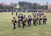 ▲	Cieplińscy gwardziści podczas prezentacji na stadionie w Tryńczy.