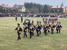 ▲	Cieplińscy gwardziści podczas prezentacji na stadionie w Tryńczy.