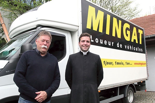 ▲	Bus z charytatywnym transportem, który dotarł do Legnicy.