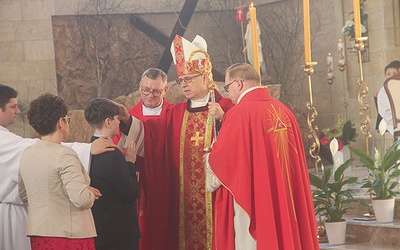 ▲	Bp Andrzej Siemieniewski udzielił młodym sakramentu dojrzałości chrześcijańskiej podczas Eucharystii odpustowej w kościele pw. św. Wojciecha w Lubinie.