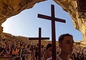 Koptyjscy chrześcijanie modlą się w Wielki Piątek w klasztorze św. Szymona.
22.04.2022  Góra Mokattam, Egipt 