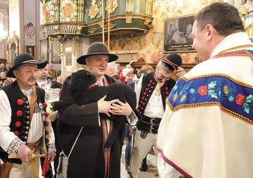 Ojciec Grzegorz Siwek wita górali u Gaździny Beskidów.