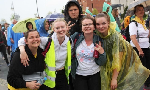 Radośni pielgrzymi w majowym deszczu już w Krakowie.