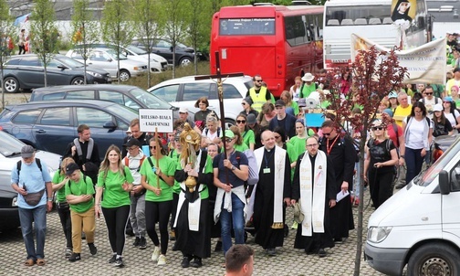 Wejście pielgrzymów na teren sanktuarium św. Jana Pawła II.