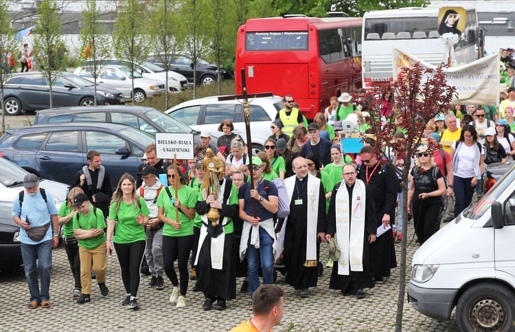 Wejście pielgrzymów na teren sanktuarium św. Jana Pawła II.