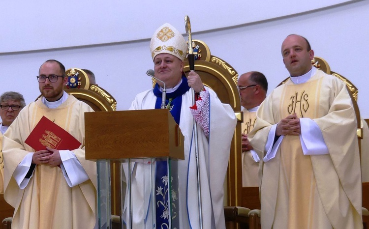 Bp Piotr Greger z nowym głównym przewodnikiem pielgrzymki ks. Marcinem Samkiem (L ) i jego poprzednikiem ks. Tomaszem Sroką (P).