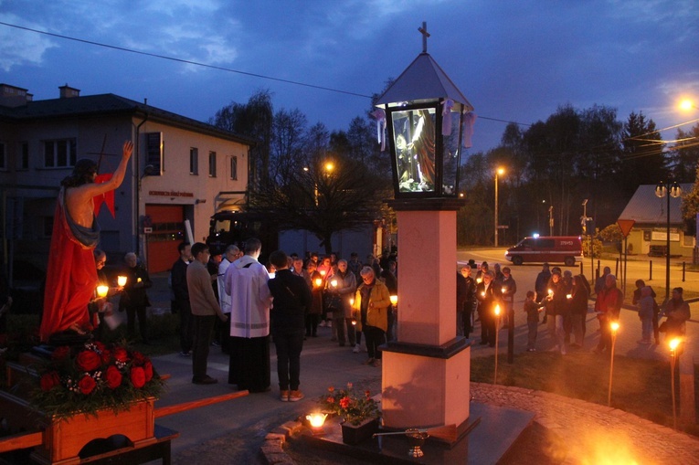 Koszyce Małe. Droga Światła i poświęcenie kapliczki