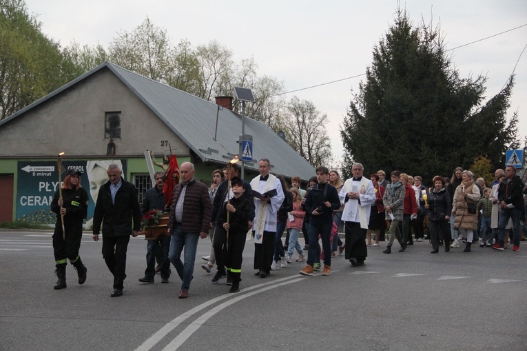 Koszyce Małe. Droga Światła i poświęcenie kapliczki