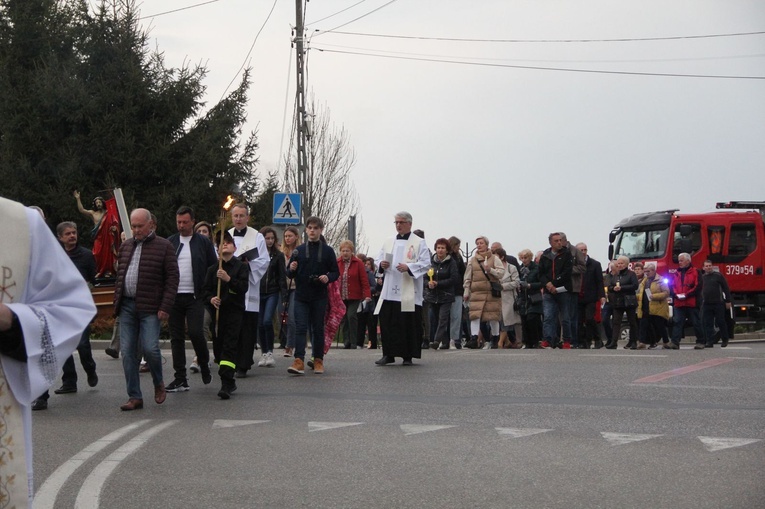 Koszyce Małe. Droga Światła i poświęcenie kapliczki