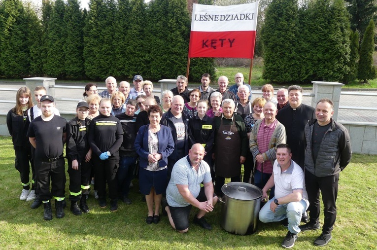 Parafialna ekipa z Kęt-Podlesia, która przygotowała gościnę dla pielgrzymów łagiewnickich.