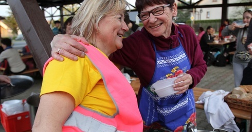 Szefowa witkowickiego Koła Gospodyń i Gospodarzy Wiejskich Grażyny Migdałek z Ireną Paplą szefową biura łagiewnickiej pielgrzymki.