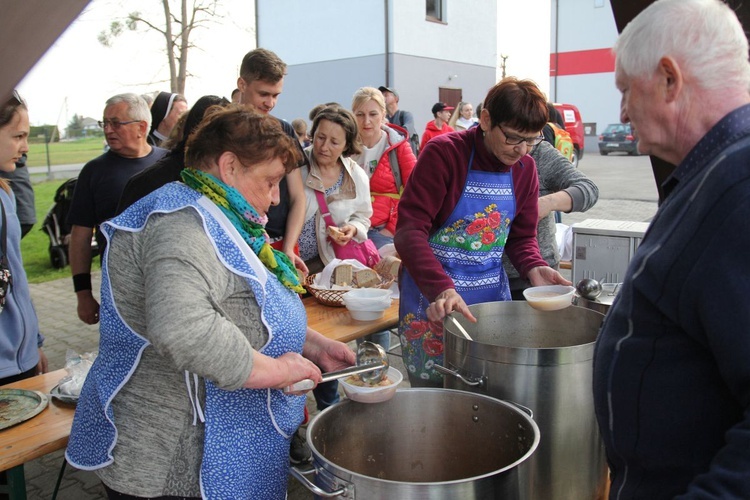 Gościna przygotowana przez parafian dla pielgrzymów w Witkowicach.