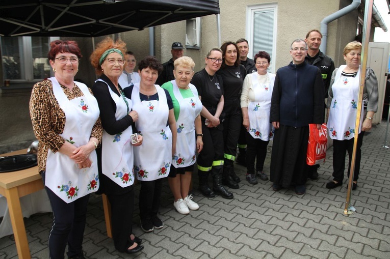 Tomickie gospodynie i druhowie OSP z proboszczem ks. Aleksandrem Kasprzykiem.