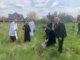 Służebniczki dębickie rozpoczynają budowę nowego domu w Żabnie