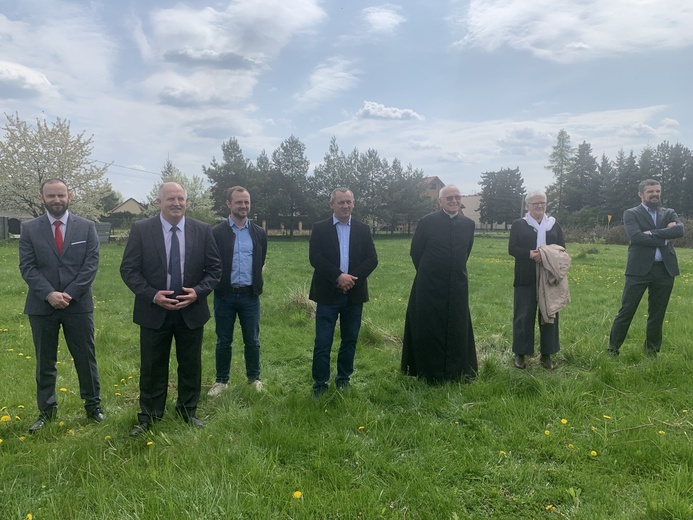 Żabno. Poświęcenie placu budowy nowego domu sióstr służebniczek