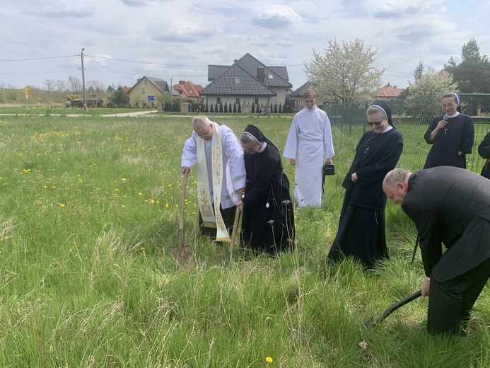 Żabno. Poświęcenie placu budowy nowego domu sióstr służebniczek