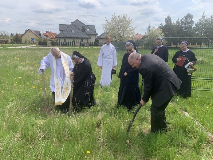 Żabno. Poświęcenie placu budowy nowego domu sióstr służebniczek