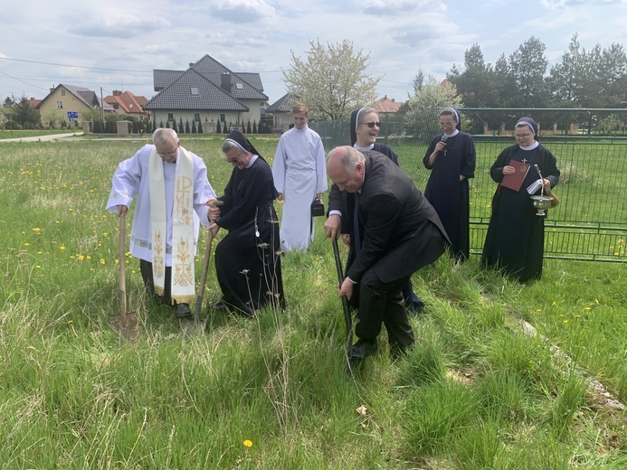 Żabno. Poświęcenie placu budowy nowego domu sióstr służebniczek