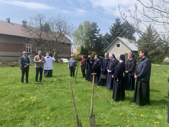 Żabno. Poświęcenie placu budowy nowego domu sióstr służebniczek