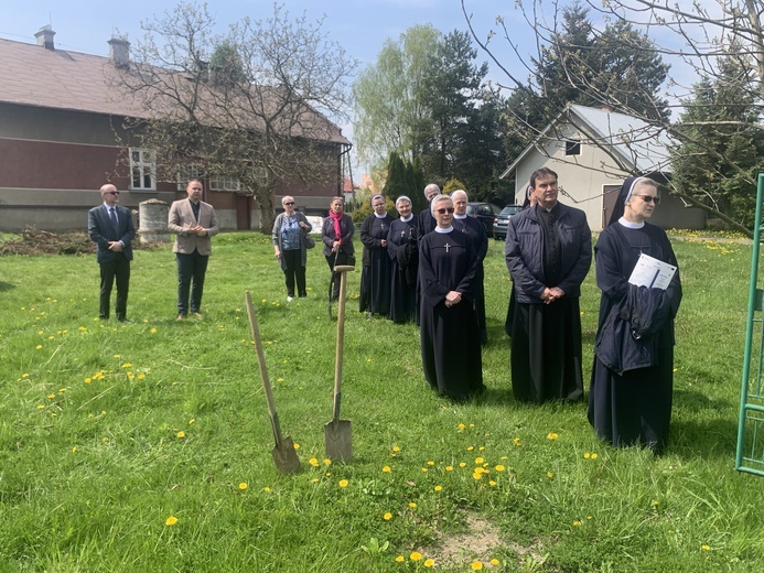 Żabno. Poświęcenie placu budowy nowego domu sióstr służebniczek