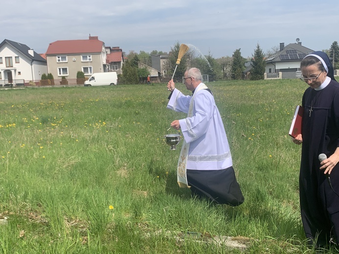 Żabno. Poświęcenie placu budowy nowego domu sióstr służebniczek