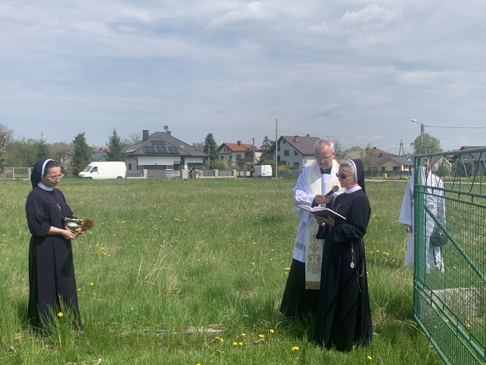 Żabno. Poświęcenie placu budowy nowego domu sióstr służebniczek