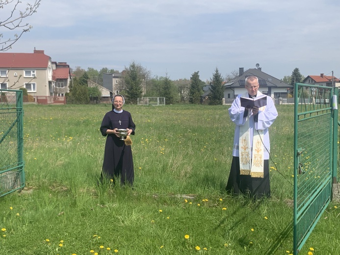 Żabno. Poświęcenie placu budowy nowego domu sióstr służebniczek