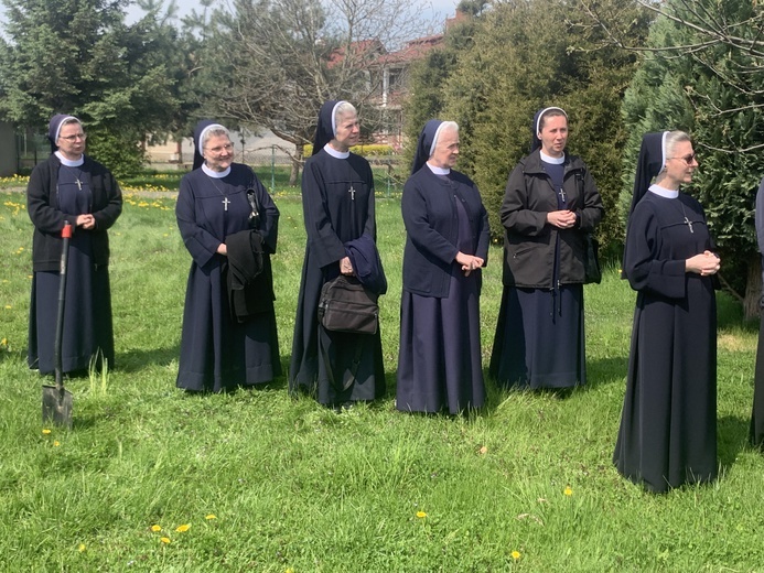 Żabno. Poświęcenie placu budowy nowego domu sióstr służebniczek