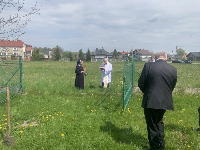 Żabno. Poświęcenie placu budowy nowego domu sióstr służebniczek