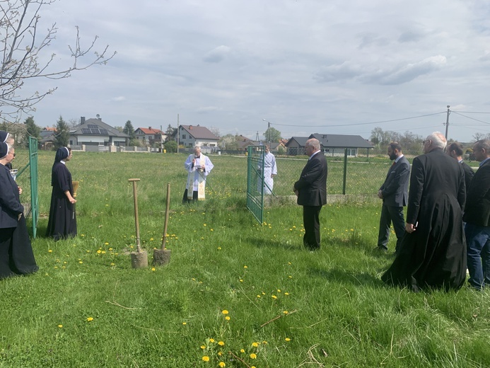 Żabno. Poświęcenie placu budowy nowego domu sióstr służebniczek