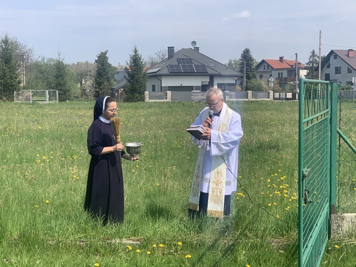 Żabno. Poświęcenie placu budowy nowego domu sióstr służebniczek