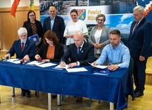 Podpisanie umowy na modernizację liceum.