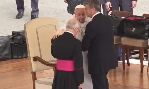 Papież Franciszek pokonuje ból, by wstać i chodzić