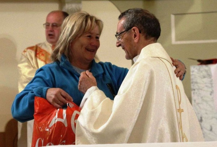 Jest jubileusz - musi być prezent! W imieniu pielgrzymów - uściski od Ireny Papli - szefowej biura pielgrzymkowego.