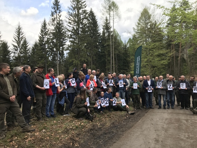Biskup wziął udział w akcji sadzenia lasu
