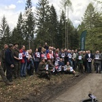 Biskup wziął udział w akcji sadzenia lasu