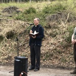 Biskup wziął udział w akcji sadzenia lasu