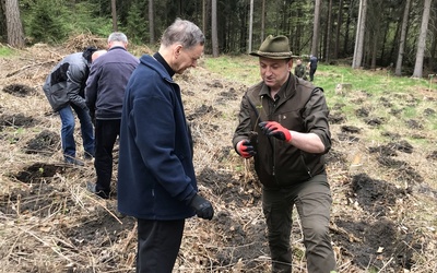 Biskup wziął udział w akcji sadzenia lasu