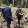 Biskup wziął udział w akcji sadzenia lasu