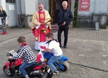 Motocykle, także tych najmłodszych parafian, pobłogosławił proboszcz ks. Marian Marszałek.